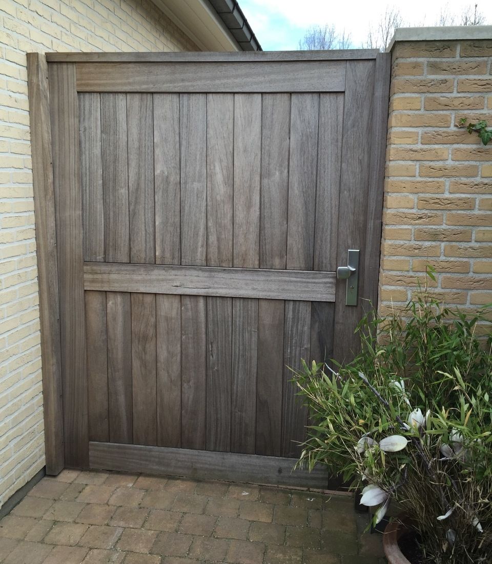 poort van hardhout licht vergrijsd